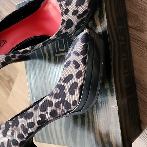 Moda Spana Plebe Platform Peep-Toe Heels, Size 11 - Picture 11 of 14